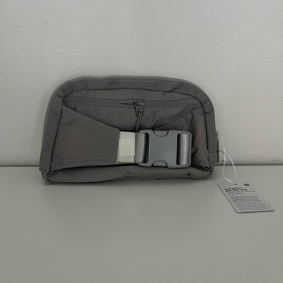 COPY - 2L Lululemon Everywhere Belt Bag (large) - Picture 3 of 4